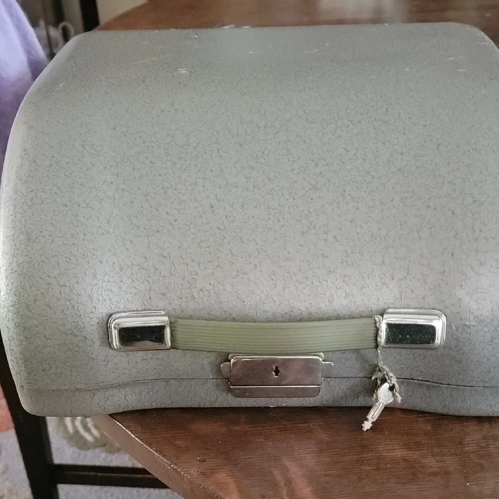 Olympia De Luxe Typewriter in Green - Picture 3 of 5